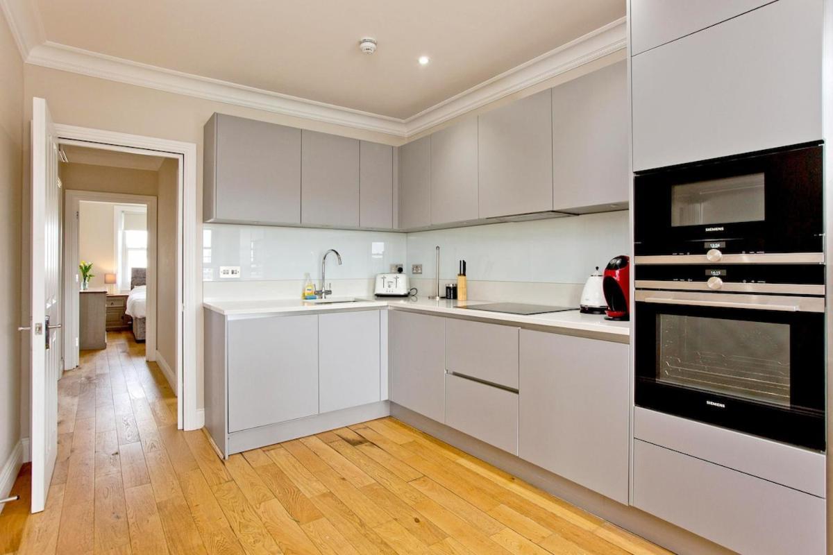 Large Modern 2 Bd Kensington No 8 London