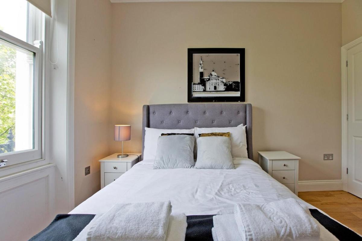Large Modern 2 Bd Kensington No 8 * London