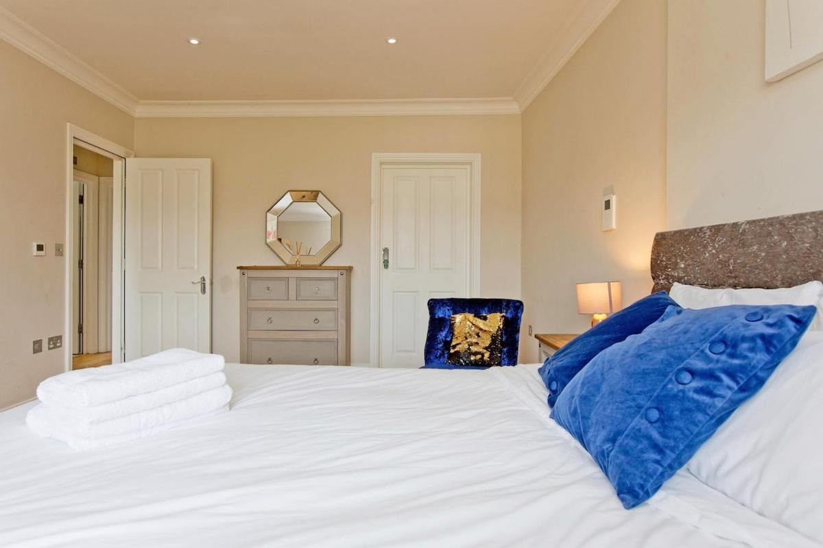 Large Modern 2 Bd Kensington No 8